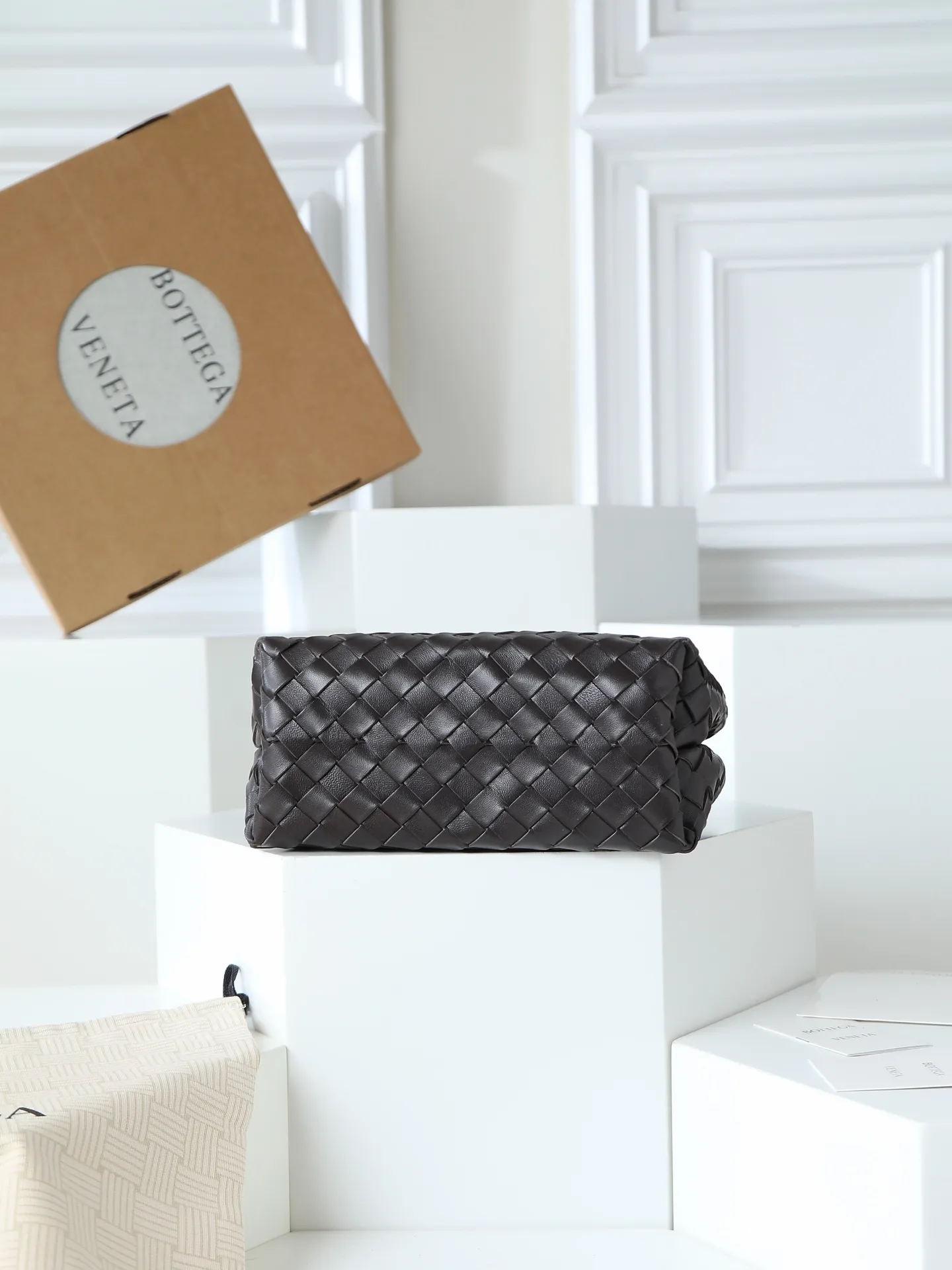 1300. Andiamo is shipping‼ ️Really popular🔥The new Andiamo woven handbag launched by Bottega Veneta this season is really popular all over the world! ! Celebrities at home and abroad have worn it, and Oscar-winning actress Michelle Yeoh has taken it out on the street. Song Jia, Trai Yala, Yu Feihong, Sanji Ayaka, Rosie Hunting-Whiteley, Yoshioka Riho, etc. have all worn this bag. It is classic and versatile and shows off your temperament, and the bag capacity is also large, which is very convenient for daily commuting! ! A variety of carrying methods, the shoulder straps can be adjusted by yourself, the original lambskin feels soft and delicate, and the unisex style breaks the gender boundaries and brings a more practical and long-lasting use experience. Andiamo, which has both elegant and casual styles, perfectly interprets the true appearance of "fashionable old money style". Style number: 766014 Size: 25*22*10.5cm